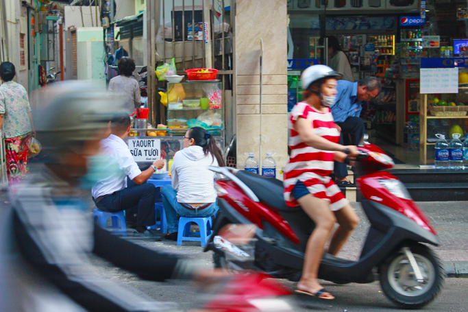 fast speed motorbikes saigon street photography