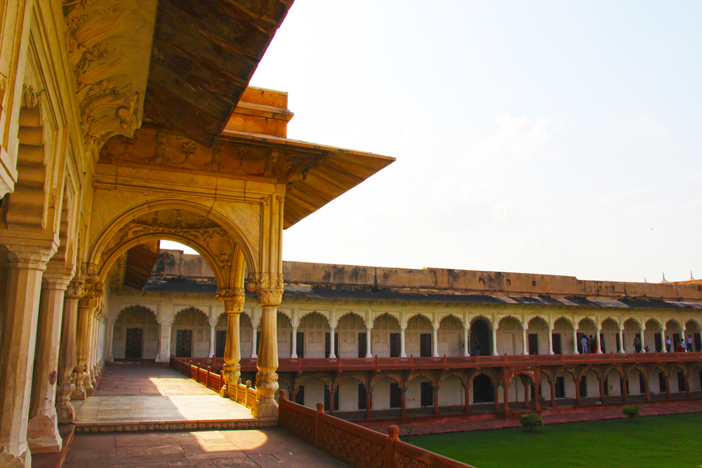 agra-fort-palace-courtyard-grass-india