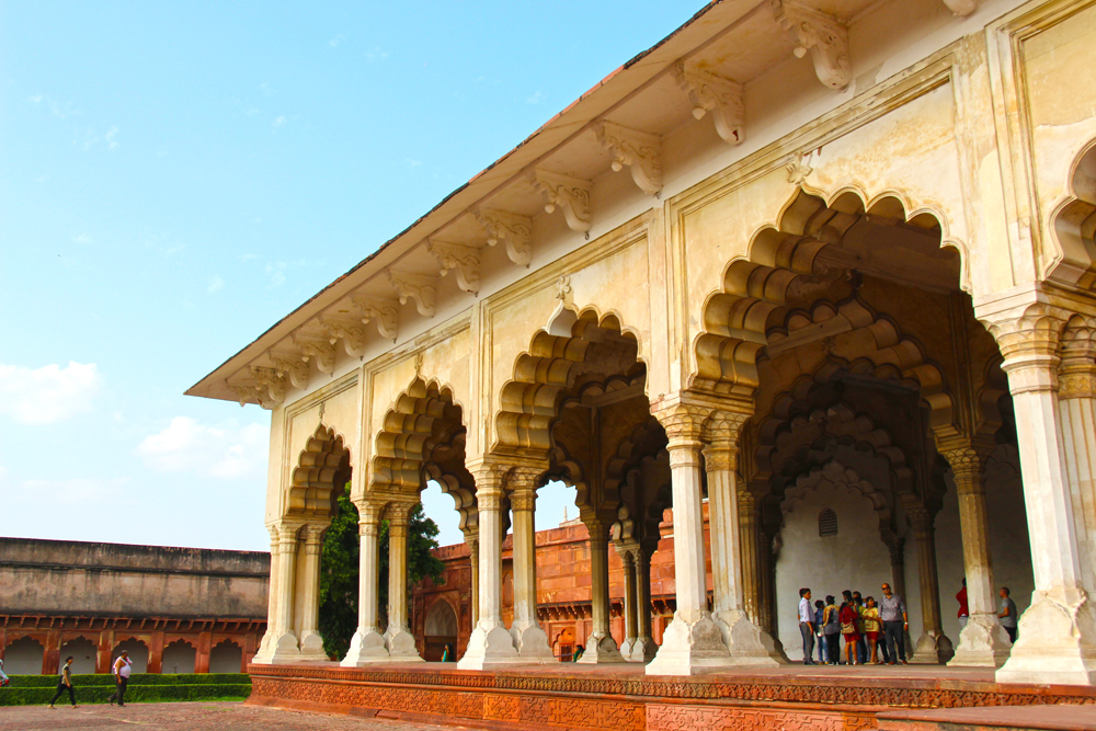 agra-fort-palace-speaking-area-for-soldiers-india