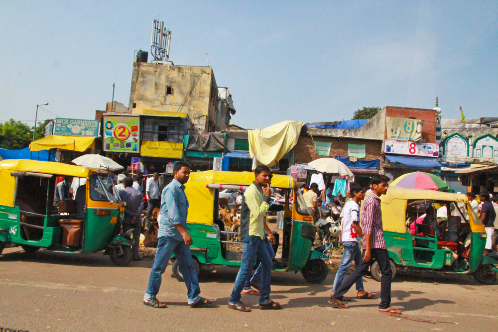 delhi-roads-street-men-walking-india