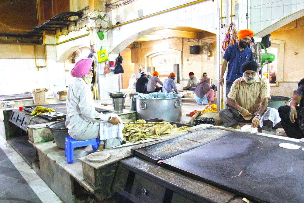 sikh-gurudwara-bangla-sahib-house-of-worship-delhi-volunteers-prepare-food