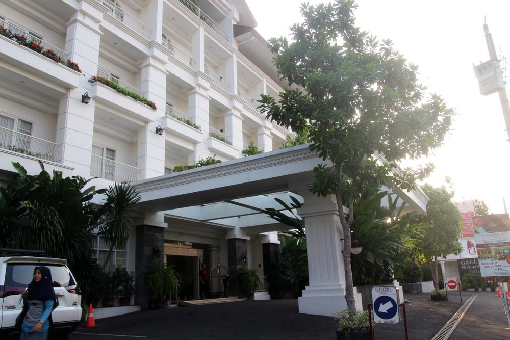 gallery-prawirotaman-hotel-yogyakarta-indonesia-facade-hotel-car