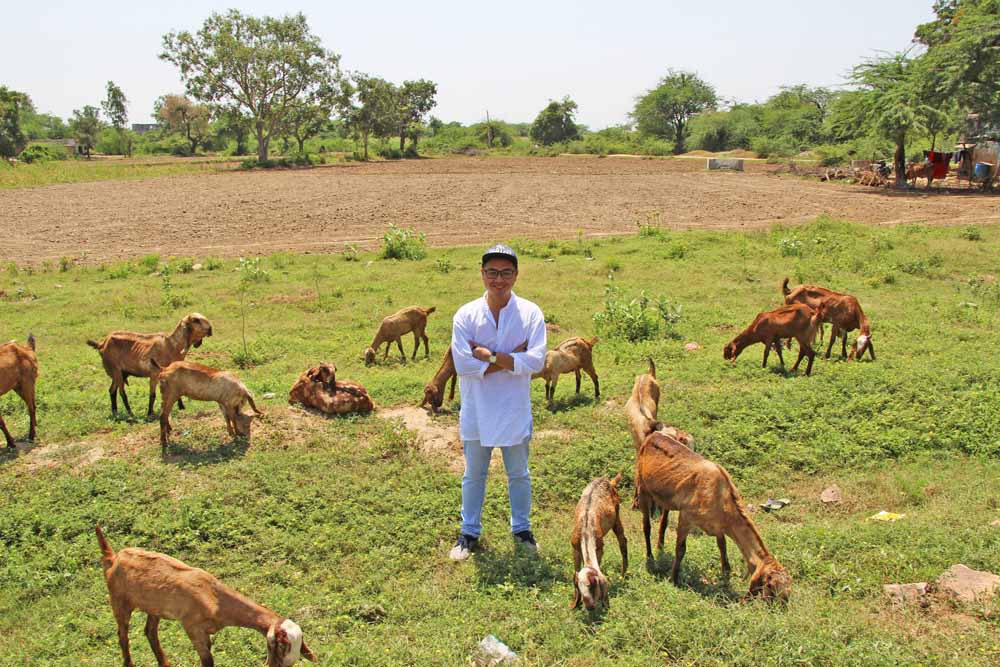 goat-sheperd-sell-jaipur-india-field-selfie